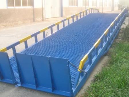 移動式(shi)登車橋多少(shao)錢-西安移動(dong)式登車橋多(duo)少錢