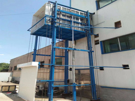 導軌式升(shēng)降貨梯應用(yòng)範圍及工作(zuo)原理